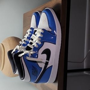 Air Jordan 1 mid SE signal blue
